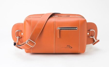 B5サイズのタブレットが入る本革ボディバッグ　全5色 ファッション カバン  キャメル