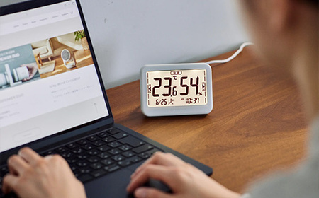 リズム 高精度デジタル温湿度計 COMFOMETER ダークグレー　【11100-1845】