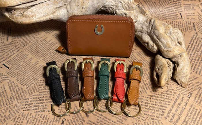 
                  【選べるカラー】蹄鉄ラウンドファスナーコインケース（ブラウン）＆蹄鉄バックルキーリング/ 競馬 馬 競走馬 本革 革小物 革製品 コインケース キーリング 手作り ハンドメイド レザー / 栗東市 / 株式会社ブルズエフ [BIAU047]
                