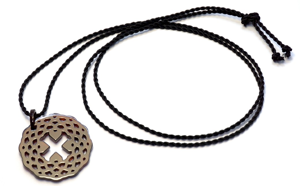 
            【べっ甲】 十字架と花のペンダント ／ アクセサリー ペンダント 花 十字架 フラワー 鼈甲
          