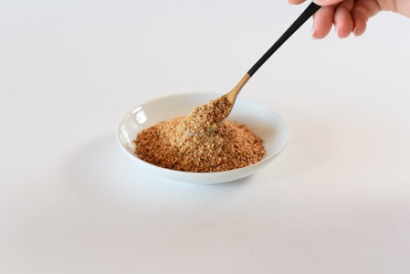 ＜すりごま2種＞ すりゴマ 胡麻 ゴマ 国産 希少 料理 アレンジ 金ごま 黒ごま goma 袋 チャック付き セット セサミ 風味 香り トッピング 粗挽き あらびき 石臼 炒め物 食品 乾物 料理
