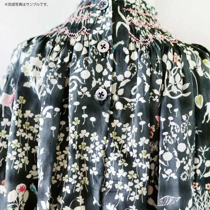 リバティ＜ベッツィーベリーネオンブルー＞スモッキング刺繍のビショップブラウス キッズサイズ 100 / キッズ ブラウス 刺繍 綿100％ リバティ / 諫早市 / まち工房 Filage[AHER0