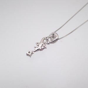 ジュエリー産地甲府PTダイヤモンドデザインペンダント　0.30ｃｔ　81332