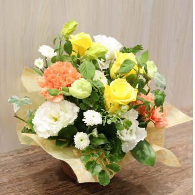ふるさと納税 ふじみ野市 【イエロー・オレンジ系:バラ、カーネーション+季節のお花】生花アレンジメント |  | 01