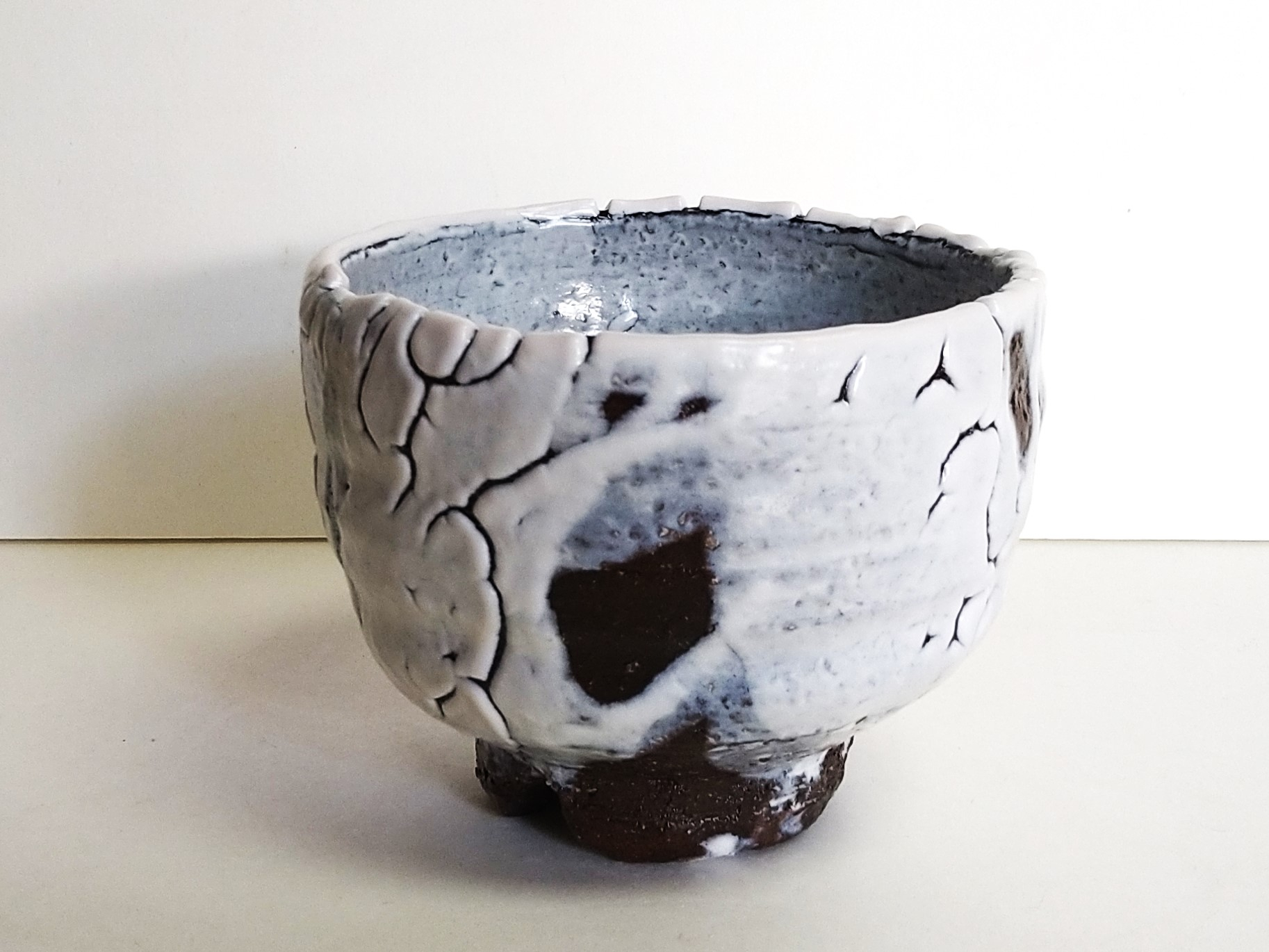 
            萩焼 萩黒彩白流茶碗　｜HG001004
          