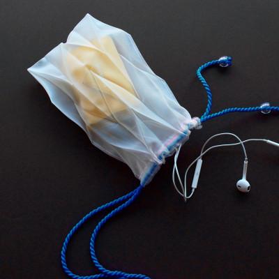 ふるさと納税 高松市 香川県産 プリーツ ポシェット・ヘリンボーン[ブルー1点]　軽やかで上品な透け感のあるサコッシュ |  | 01