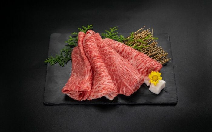 A4-A5 土佐黒牛 霜降り すき焼き用スライス 約1kg / 国産 ロース ウデ モモ 牛肉 すきやき ブランド牛 A4 A5 高知 【株式会社　羽根】 [ATCK019]