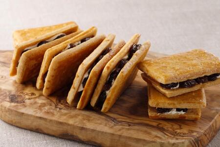 【PATISSERIE FUKUNAGA】レーズンサンド 12個入り｜京都 人気ブランドスイーツ [ ザクザクのサブレ生地 ラム酒がしっかり効いたレーズンがたっぷり 人気 おすすめ スイーツ お菓子 洋菓子 ギフト プレゼント お取り寄せ 通販 送料無料 ふるさと納税 ]