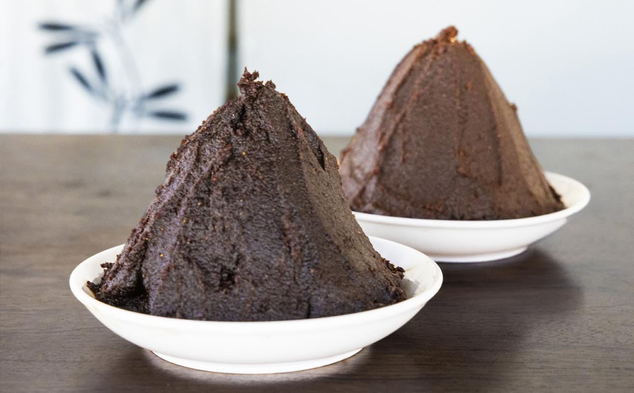 プラスティックやステンレスの桶とは異なる、「百年木桶」ならではの味わいを。創業100年以上続く、希少な木桶仕込みの究極の味噌と創業明治25年 福鰹屋の混合だしでつくる究極の味噌汁セット（赤だし500g