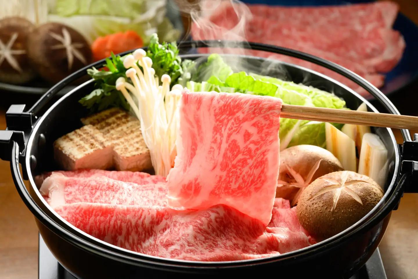 【12ヵ月定期便】飛騨牛ロース・肩ロース スライスすきやき・しゃぶしゃぶ用 500g | 牛肉 肉 飛騨牛 和牛 国産 牛 ブランド牛 国産牛 ロース ロース肉 肩ロース すき焼き しゃぶしゃぶ ご褒