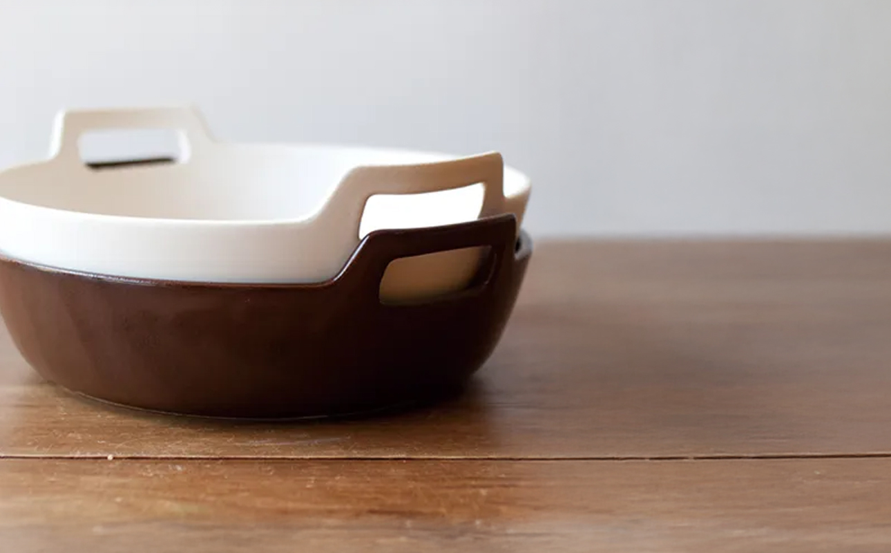 【萬古焼（ばんこやき）】スタイリッシュな浅型円形デザインの西洋土鍋 4th-market  ロティ グリルキャセロール 白1個【鍋、土 鍋、煮物、スープ、万能、肉料理、魚料理、焼野菜、おしゃれ、かわい