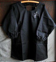 【ふるさと納税】手刺繍 かっぽう着 黒 先着7枚限定 |あ！寝装広場ワタコウ 先着 限定 かっぽうぎ 割烹着 キッチン用品 エプロン 料理 国産 日本製 オリジナル 岐阜 岐阜県 美濃加茂 美濃加茂市 送料無料 M29S08
