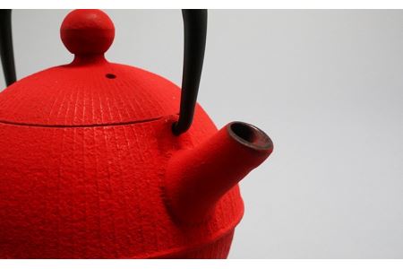 南部鉄器 急須 手まり（レッド） 0.5L 【及春鋳造所 作】 伝統工芸品 キッチン用品 食器 日用品 雑貨[Y0021]