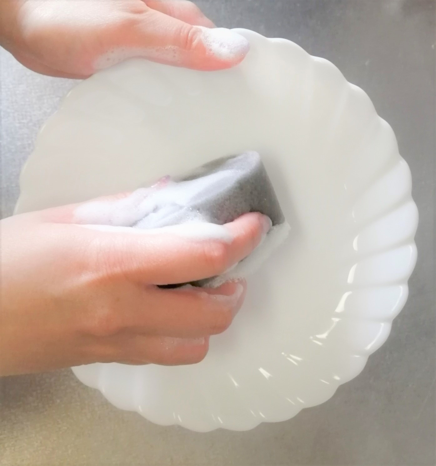 食器用洗剤。特に油汚れに強いです！！清涼感あるティートリーの香りで、魚をおろした後の臭いが気にならなくなったという声も。