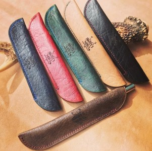 鹿革の一本差しペンケース【赤】（ブランドロゴ入り）革小物 レザー 文房具 筆箱 ポーチ【R00509】