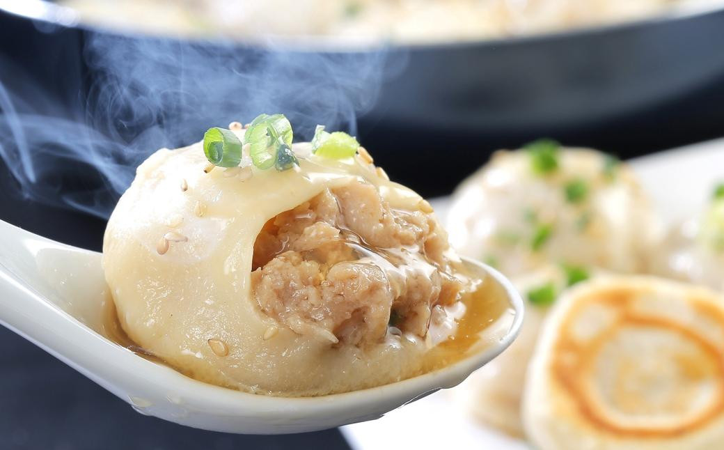 
            【全3回定期便】【ギフト対応可】フライパンで焼くだけ 長崎焼小籠包3種詰合せ 蓮華2個付 ／ 中華 中華料理 点心 惣菜 おかず 中華セット 中華惣菜 ショウロンポウ 簡単調理 豚 海老 鶏 長崎県 長崎市 
          