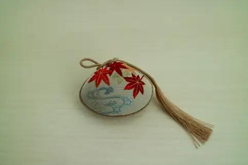 【加賀繍】（紅葉）