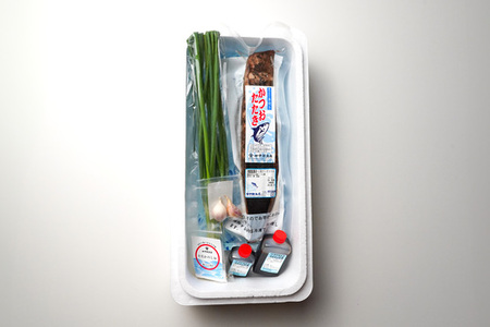 【R8 全8回 定期便】漁師町の老舗魚屋大将が厳選した本格生カツオ 藁焼きタタキ 約250g 2人前 冷蔵 【 高知 久礼 田中鮮魚店 わら焼き 薬味 タレ付き 日戻り 鰹 本場 新鮮 タタキ  かつ