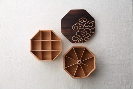 八角二段お弁当箱「焼杉の黒刻」/ お弁当箱 おにぎり ２段弁当 ピクニック 紀州材 職人 【hak107】