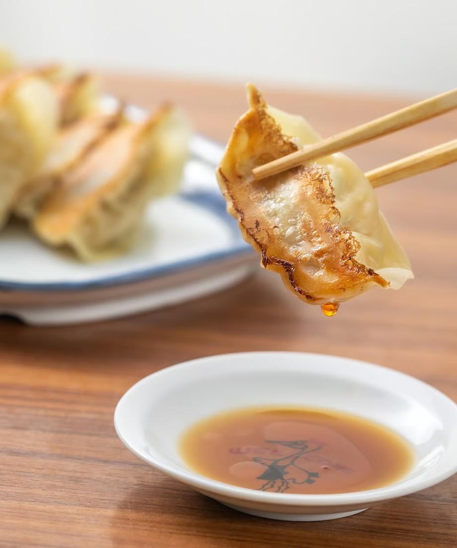 ※ 焼いた餃子は焼き上がりのイメージであり、商品は冷凍生餃子でのお届けです。