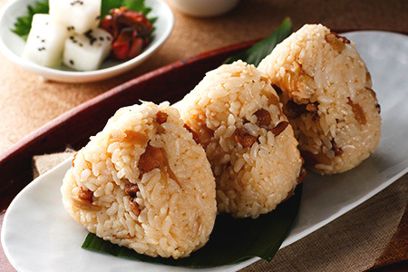 みつせ鶏炭火焼鶏ごぼうめしの素100g×5袋【ご飯の素 簡単調理 風味豊か 国産鶏 鶏肉 ごぼう お弁当 おかず 和食 旨味たっぷり 手軽】K059036
