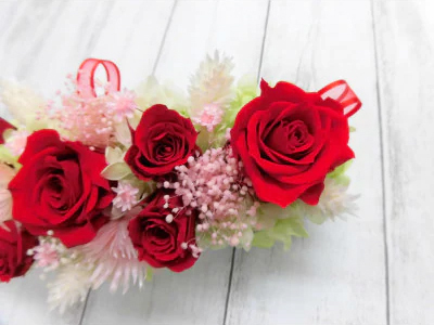 横長華やかアレンジ (レッド)｜プリザーブドアレンジ｜ドライフラワー インテリア バラ 薔薇 カスミソウ かすみそう アジサイ あじさい 紫陽花 フラワーギフト 花 結婚式 パーティー ブライダル プ