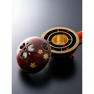 ふるさと納税 富山県 吊香炉『薫珠』(R)春秋(金蒔桧)本漆・拭き漆(こげ茶色)大(14cm)朱色房・紐 |  | 01
