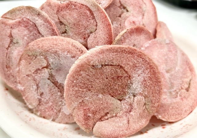 
            オリジナルスパイスで仕上げた　薄切りタン　2000g（500ｇ×4Ｐ）
          
