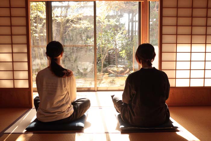 【ふるさと納税】 秩父札所1番　心を癒やす坐禅体験【3～4名様】 ／ 四萬部寺 札所巡り お寺 座禅 癒し お茶付き 送料無料 埼玉県 No.588