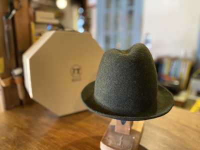 No.081-02 【ライトグレー】ふたこぶ木型で作ったフェルトハット