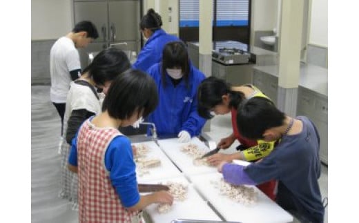 
            まぐろ缶詰づくり体験
          