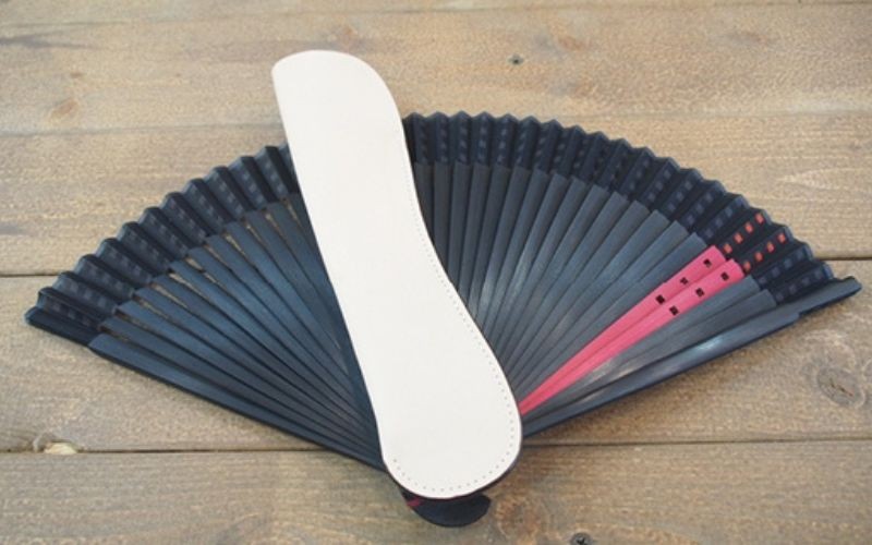 
                  扇子ケース　本革でしっかり収納！大事な扇子を守ります！【3色展開】 / 扇子入れ 扇子袋 扇子カバー 本革 取り付けられる ぶら下げられる【lfco0001】
                