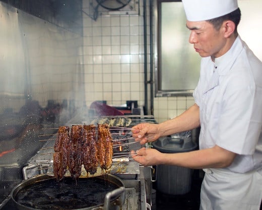 職人が備長の炭火で丹念に焼き上げ、秘伝のタレで心を込めて仕上げます