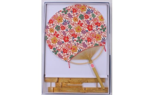 日永うちわ　香る（大）  両用うちわ立て付　Ａ花と草　ベージュ