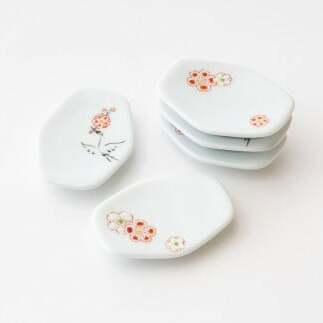 有田焼 紅白梅花文様 鶴文様 箸置き 5個組【肥前赤絵窯元 鷹巣】手描き 白磁 陶磁器 伝統工芸 伝統柄 梅 鶴 A20-594_イメージ5