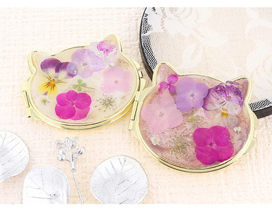 猫ちゃん型コンパクトミラー カラフルな押し花が美しい【ミルク／compact-19】｜コンパクトミラー ミラー ミニ鏡 手鏡 拡大鏡 携帯 おしゃれ かわいい 丸 かわいい オシャレ 手作り ギフト 