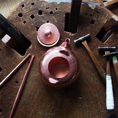 ふるさと納税 弥彦村 鎚起銅器 黄金色耳口打ち出し銅製湯沸かし(1500ml) 伝統技術 贈答品 新潟県 弥彦村　 |  | 02