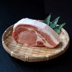 岩手 四元豚 ロース ブロック1kg GIFTON 国産 ギフト お歳暮 お中元 プレゼント 贈答 焼肉 バーベキュー キャンプ 料理 おつまみ 晩酌 お弁当 冷凍 オリジナルボックス 包装 のし あ