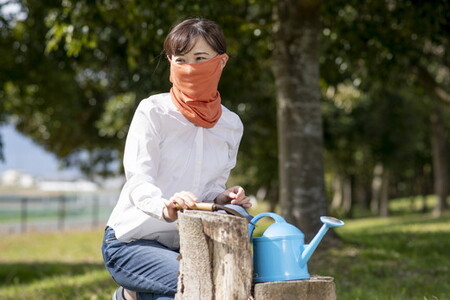 天然の美容繊維　UV対策シルクガーゼマスクネックウォーマー　H-NW1901