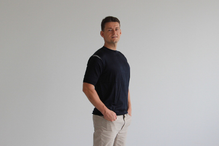 究極の贅沢シルク100%洗えるメンズ半袖Vガゼットデザインクルーネックニットウェア ネイビーMサイズ メンズ 有限会社アスリート