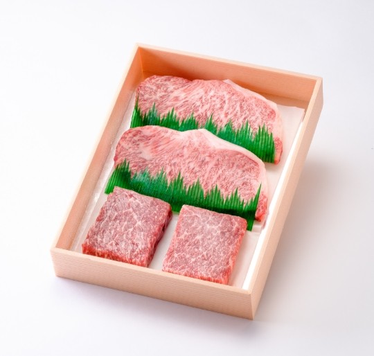 
            鳥取和牛ステーキ　サーロイン・赤身肉セット（サーロイン180g×２、赤身肉100g×２）【贈答用】
          