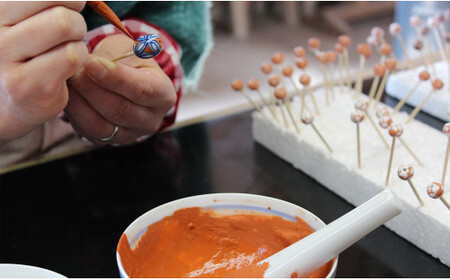 A12-76 二宮閑山 有田焼赤たこ唐草紋様イヤリング