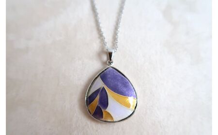 七宝焼ネックレス雫型《木の葉:紫黄》アクセサリー ジュエリー ネックレス ペンダント 装飾 工芸 工芸品 伝統工芸 伝統 七宝 七宝焼き しっぽうやき 焼き物 芸術 芸術品 受注生産 職人 職人技 作