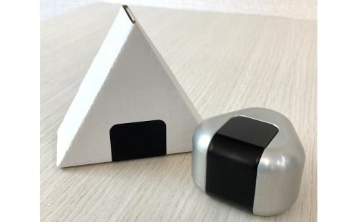 ひんやり冷たいアルミ合金製 KIHOの文鎮 （おむすび形ペーパーウエイト） 結 【ＯＭＵＳＵＢＩ】 海苔 KIHO アルミ 合金 金属 おむすび おにぎり のり ペーパーウェイト H084-042