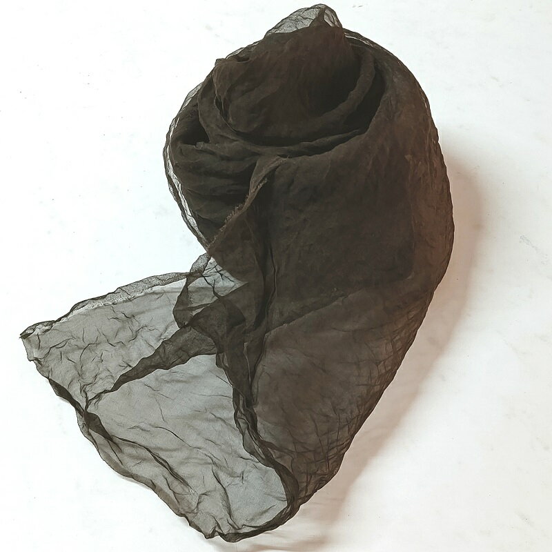 【ふるさと納税】熊野番茶染め シルクオーガンジースカーフ 墨黒色（ミョウバン×鉄媒染）