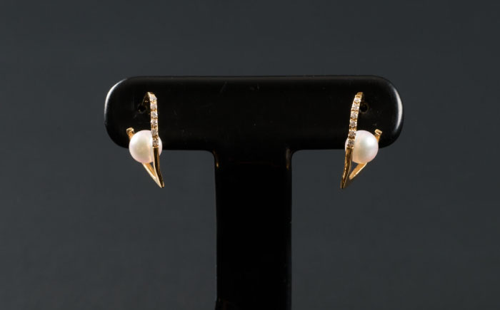 【鑑定書付き】煌めくライン5.0mm アコヤ真珠ピアス（ケース付き） / 佐賀県 / 株式会社美穂野 [41AAAA021]