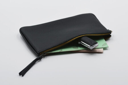 益子の革工房maharoのファスナー通帳ケース　ブラック｜栃木県 益子町 ふるさと納税 ファスナー通帳ケース 牛革 手作り（AX139-3）