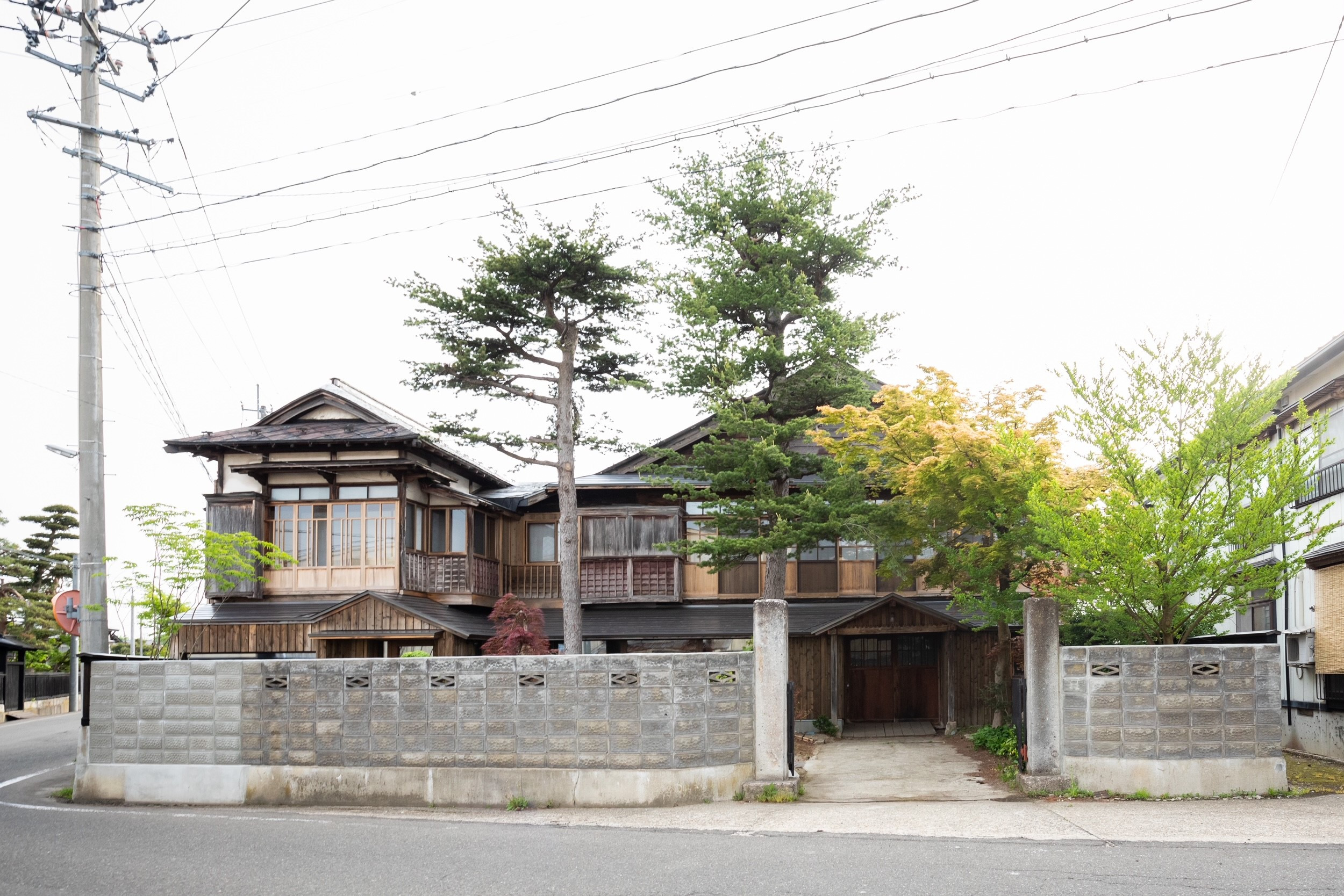 
            古民家をリノベーションした宿泊施設　草木ももとせ1泊2食付き2名様宿泊券[F15401]
          