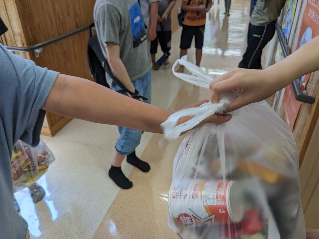 【7-7　特定非営利活動法人　フードバンクそお】
子どもに夢と希望と食べ物を！（フードバンク）