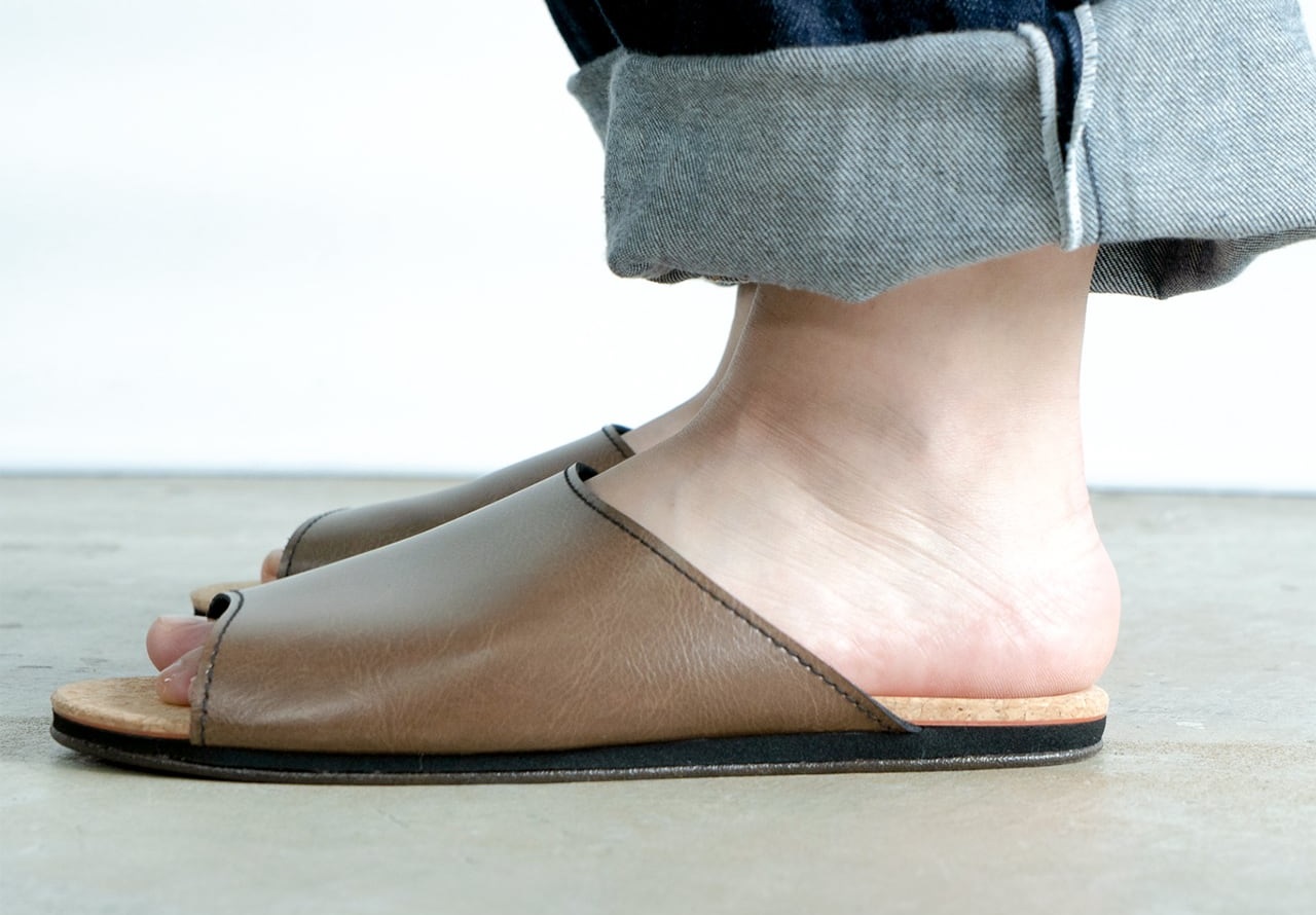 【2足セット】Made in Japanの高品質　ルームシューズの理想形。天然素材、静音性、高反発クッションで足にやさしい、 コルクでむれにくい、来客時も合成皮革とシンプルカラーのデザインで、さりげな